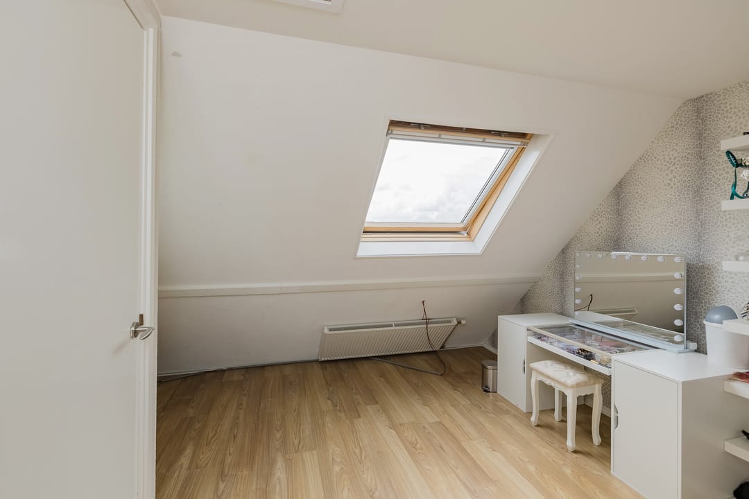 Bright corner house with solar panels and southeast garden — 46