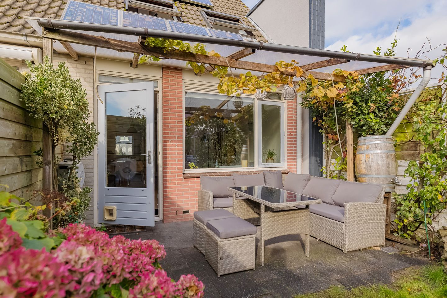 Bright corner house with solar panels and southeast garden — 20