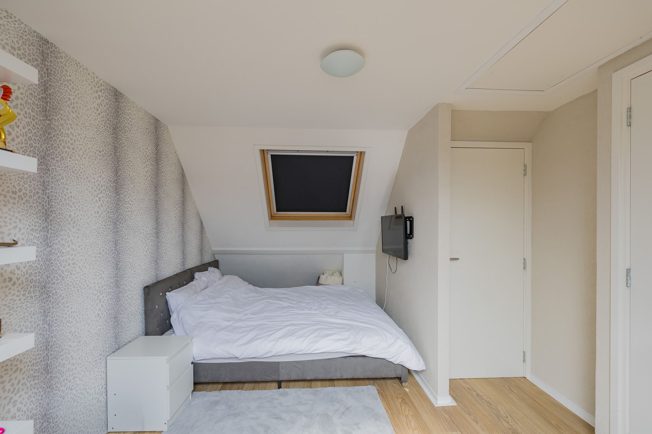 Bright corner house with solar panels and southeast garden — 47