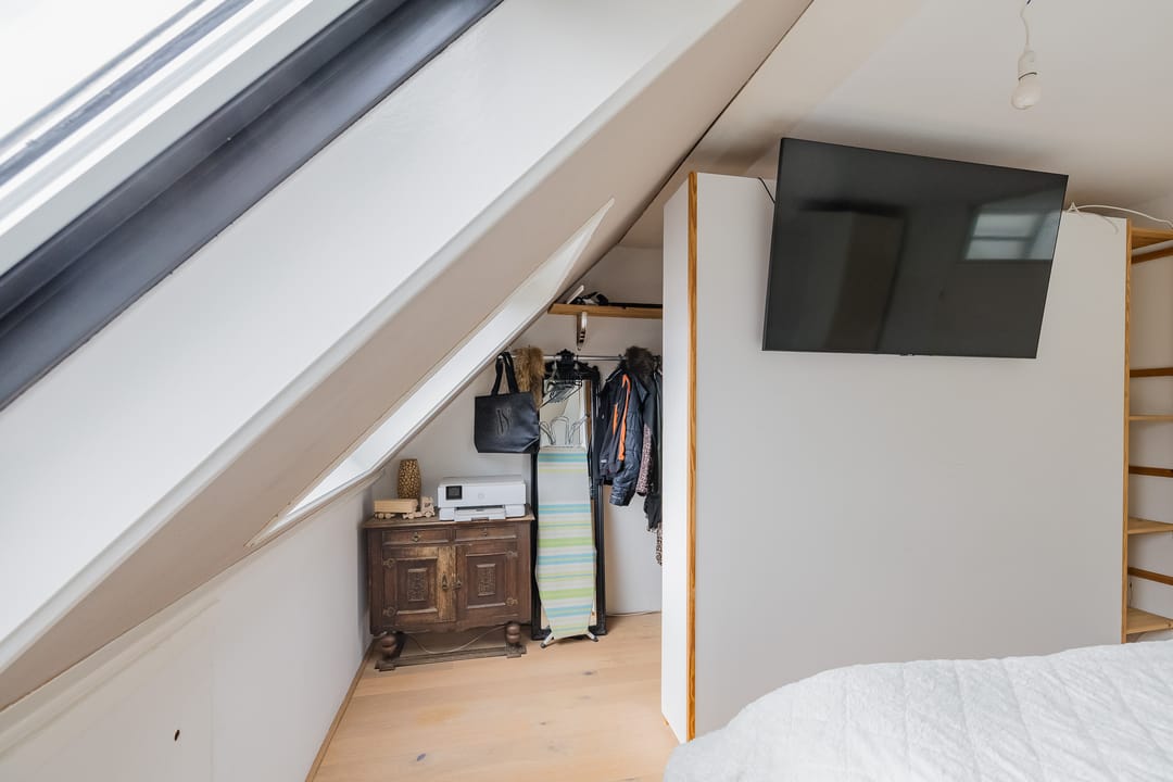 Bright corner house with solar panels and southeast garden — 42