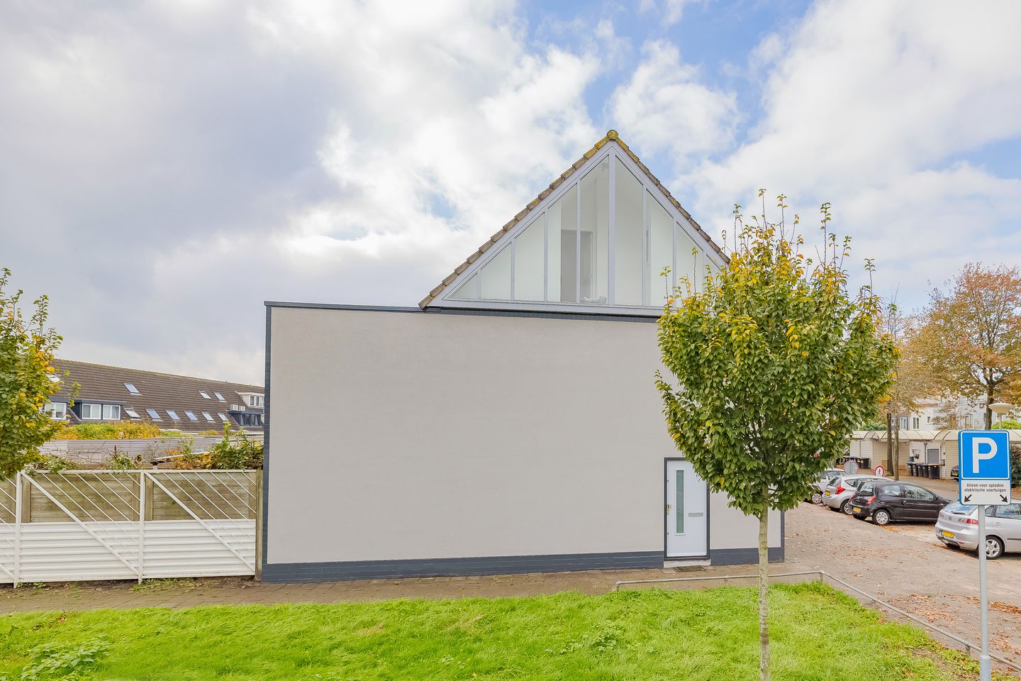 Bright corner house with solar panels and southeast garden — 25