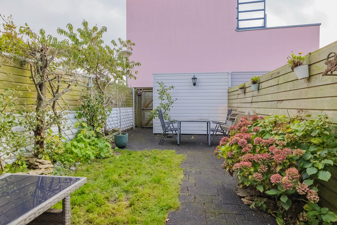 Bright corner house with solar panels and southeast garden — 22