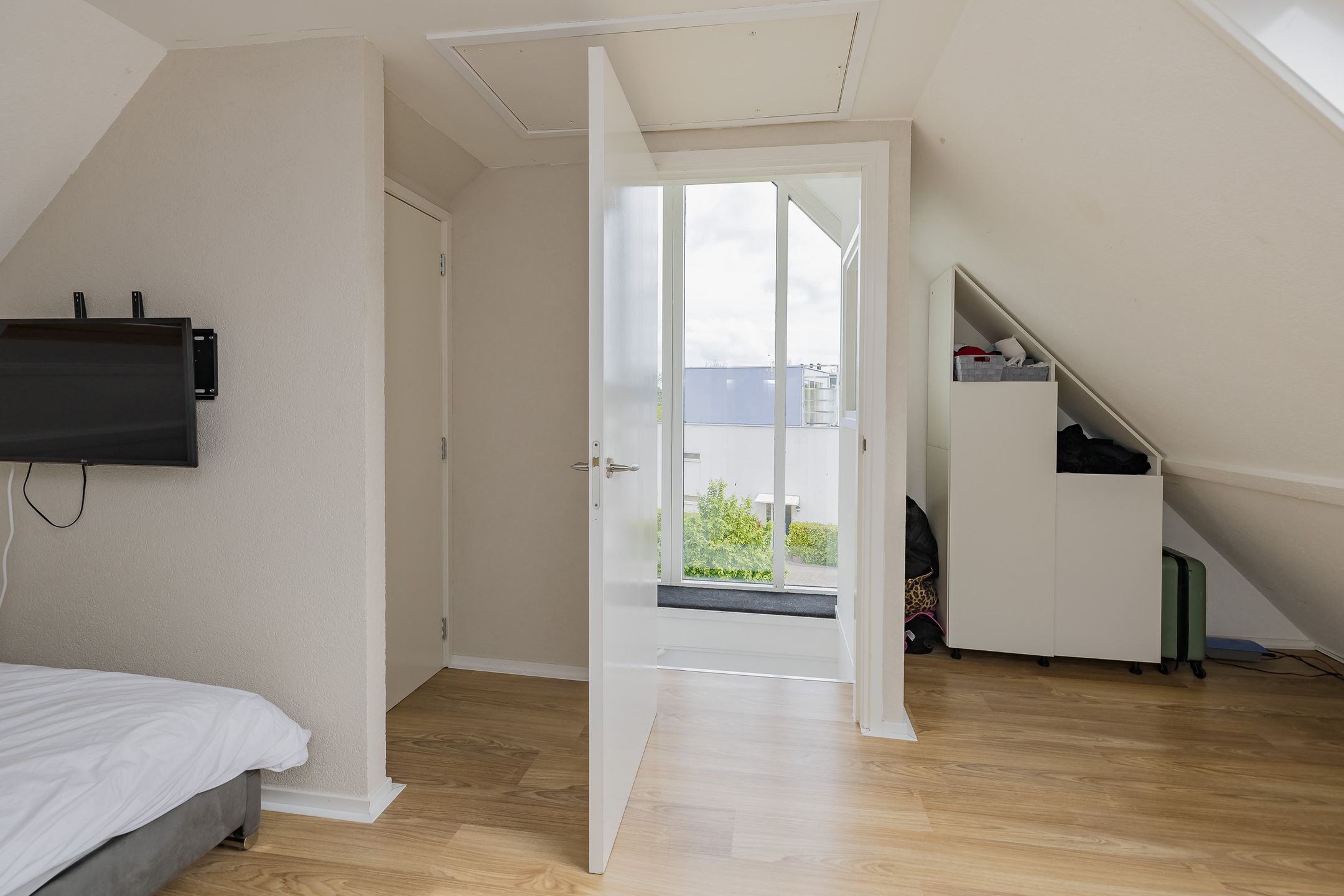 Bright corner house with solar panels and southeast garden — 44