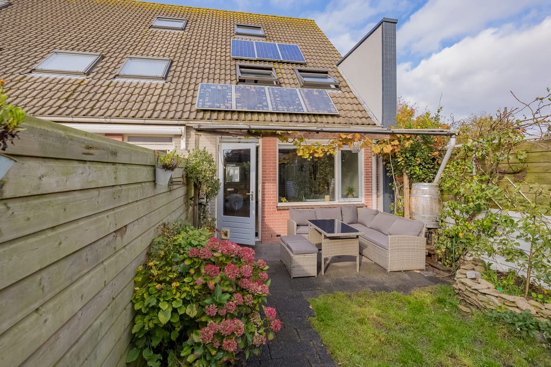 Bright corner house with solar panels and southeast garden — 23