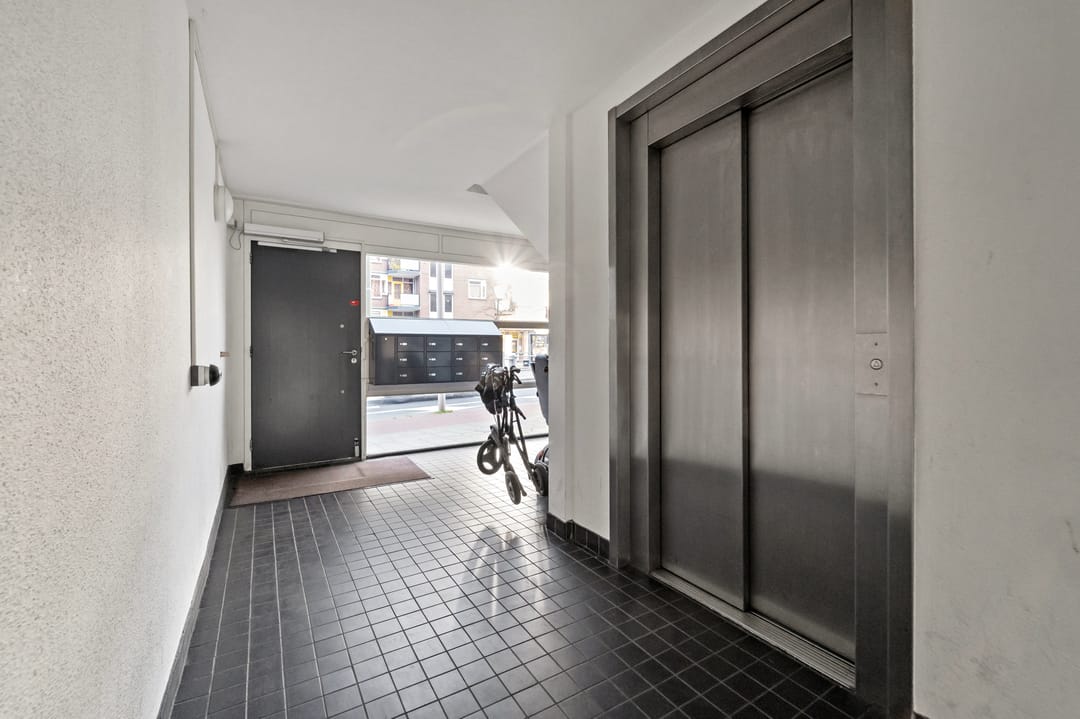 Spacious 3-room apartment with parking and balconies near The Hague city center — 8