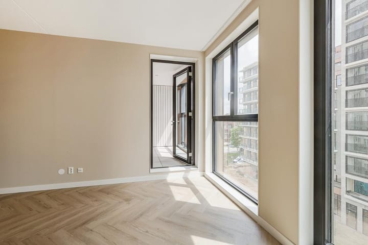 Photo 5 of Mies van der Rohestraat 151