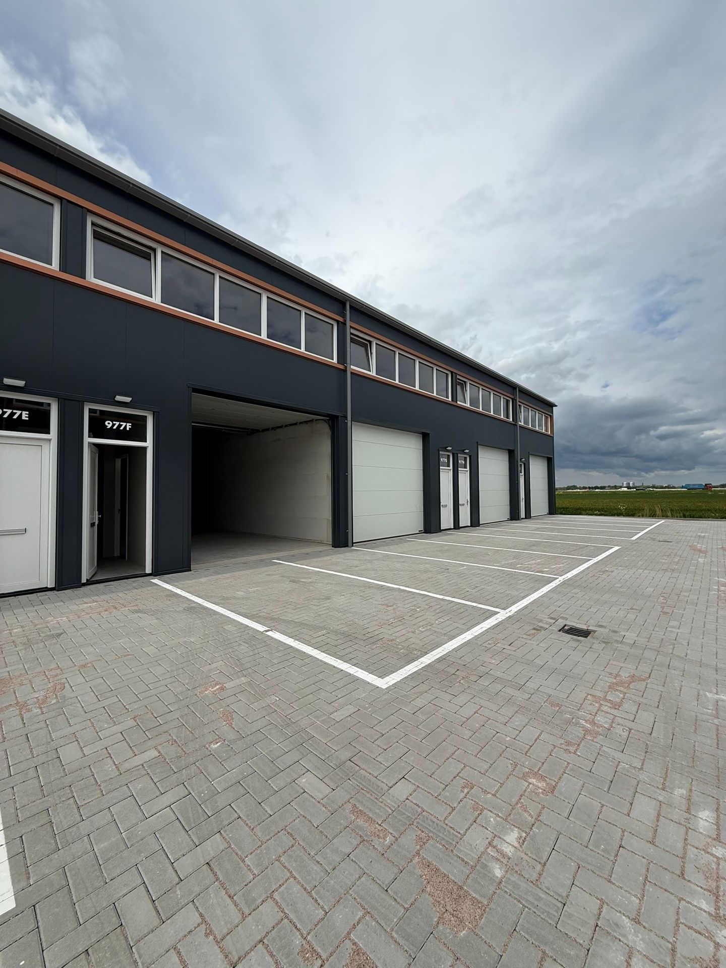 Bekijk foto 2 van Schipholweg 975-977