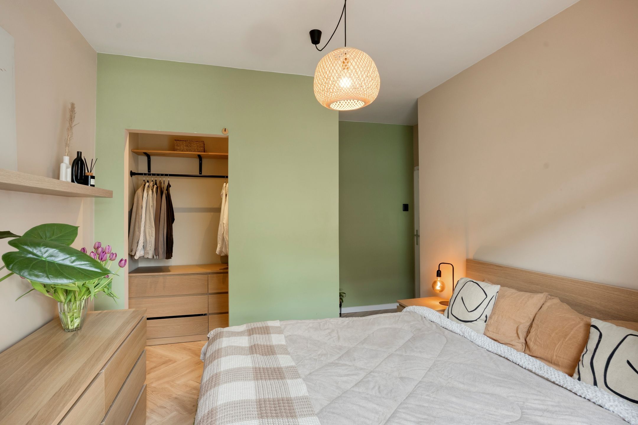 Move-in Ready Ground Floor Apartment with 2 Bedrooms and Sunny Backyard — 21