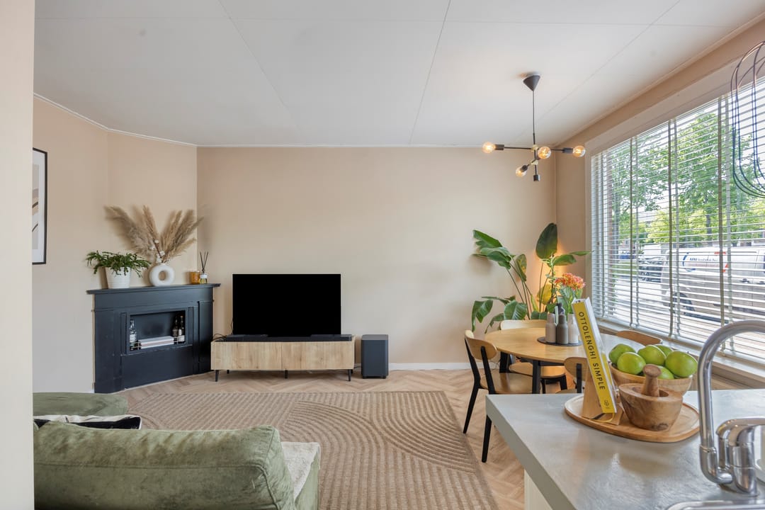 Move-in Ready Ground Floor Apartment with 2 Bedrooms and Sunny Backyard — 13