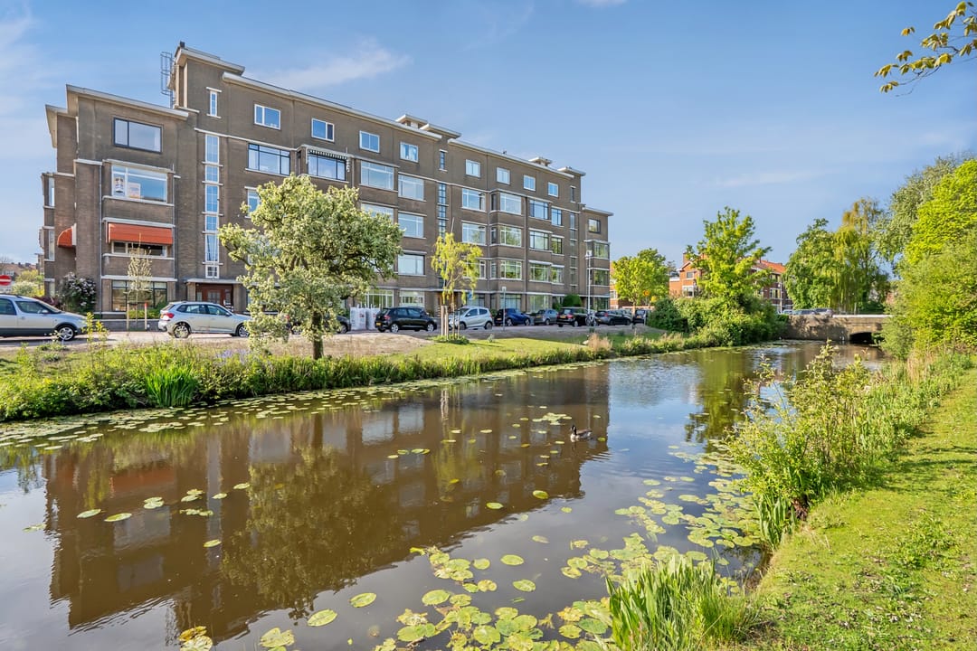 Spacious Waterside Apartment with Full-Width Sunny Balcony in Bohemen en Meer en Bos — 26