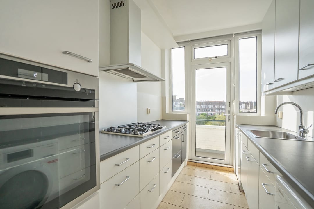 Spacious Waterside Apartment with Full-Width Sunny Balcony in Bohemen en Meer en Bos — 22