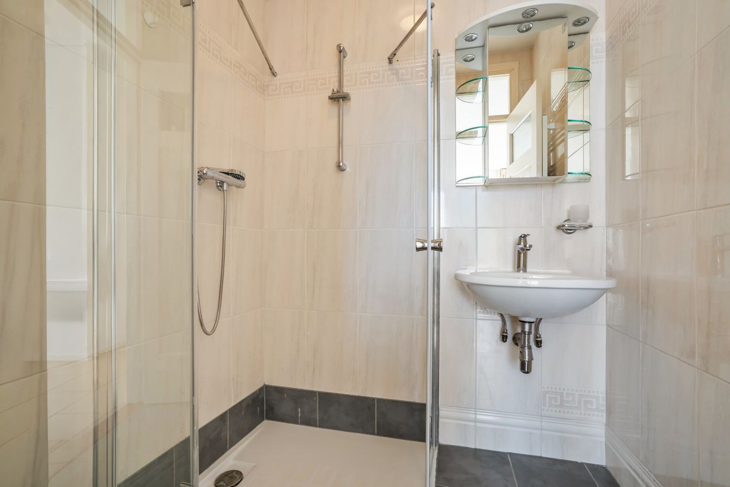 Spacious Waterside Apartment with Full-Width Sunny Balcony in Bohemen en Meer en Bos — 19