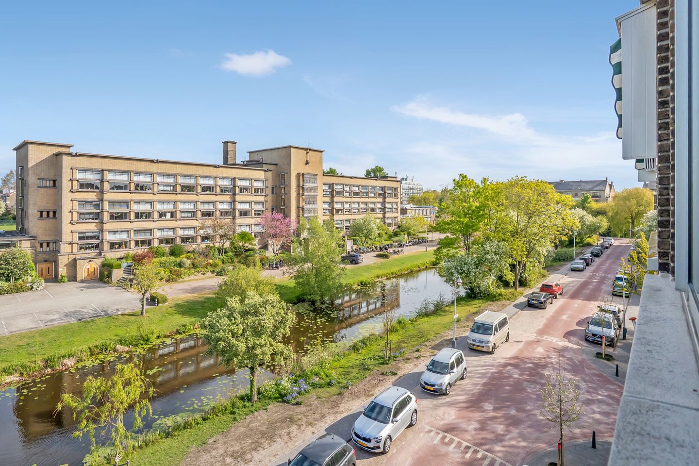 Spacious Waterside Apartment with Full-Width Sunny Balcony in Bohemen en Meer en Bos — 25