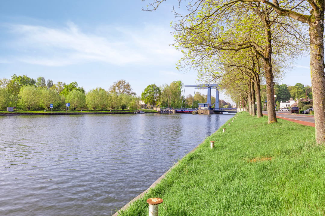 Spacious Detached Waterfront Home with Large Garden Near Utrecht — 46