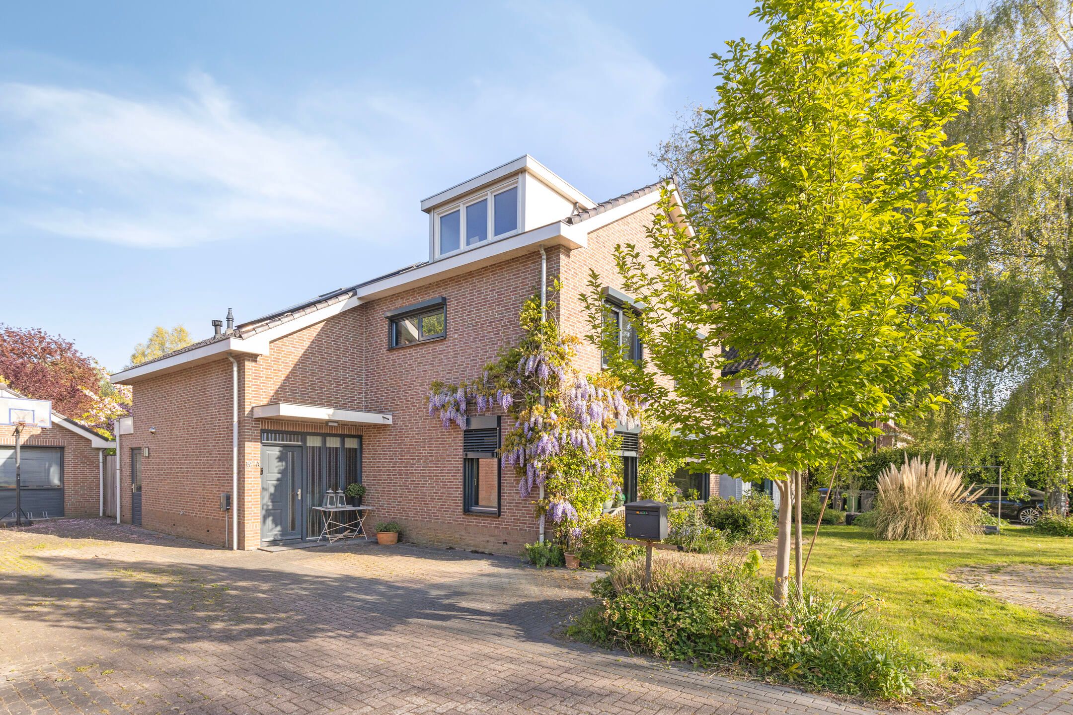Spacious Detached Waterfront Home with Large Garden Near Utrecht — 12