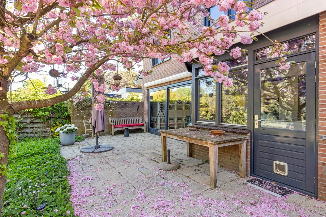 Spacious Detached Waterfront Home with Large Garden Near Utrecht — 41