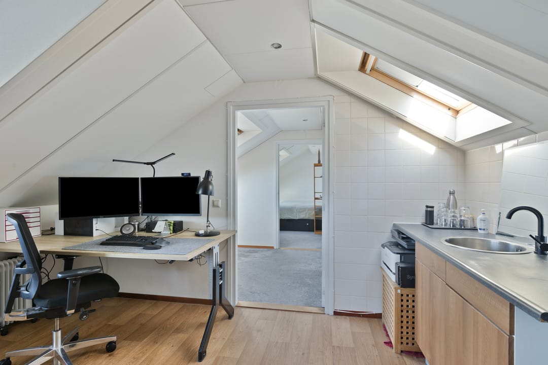 Spacious Detached Waterfront Home with Large Garden Near Utrecht — 38