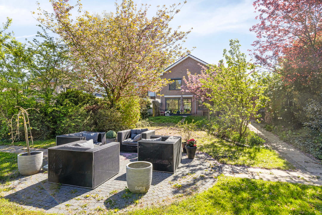 Spacious Detached Waterfront Home with Large Garden Near Utrecht — 43