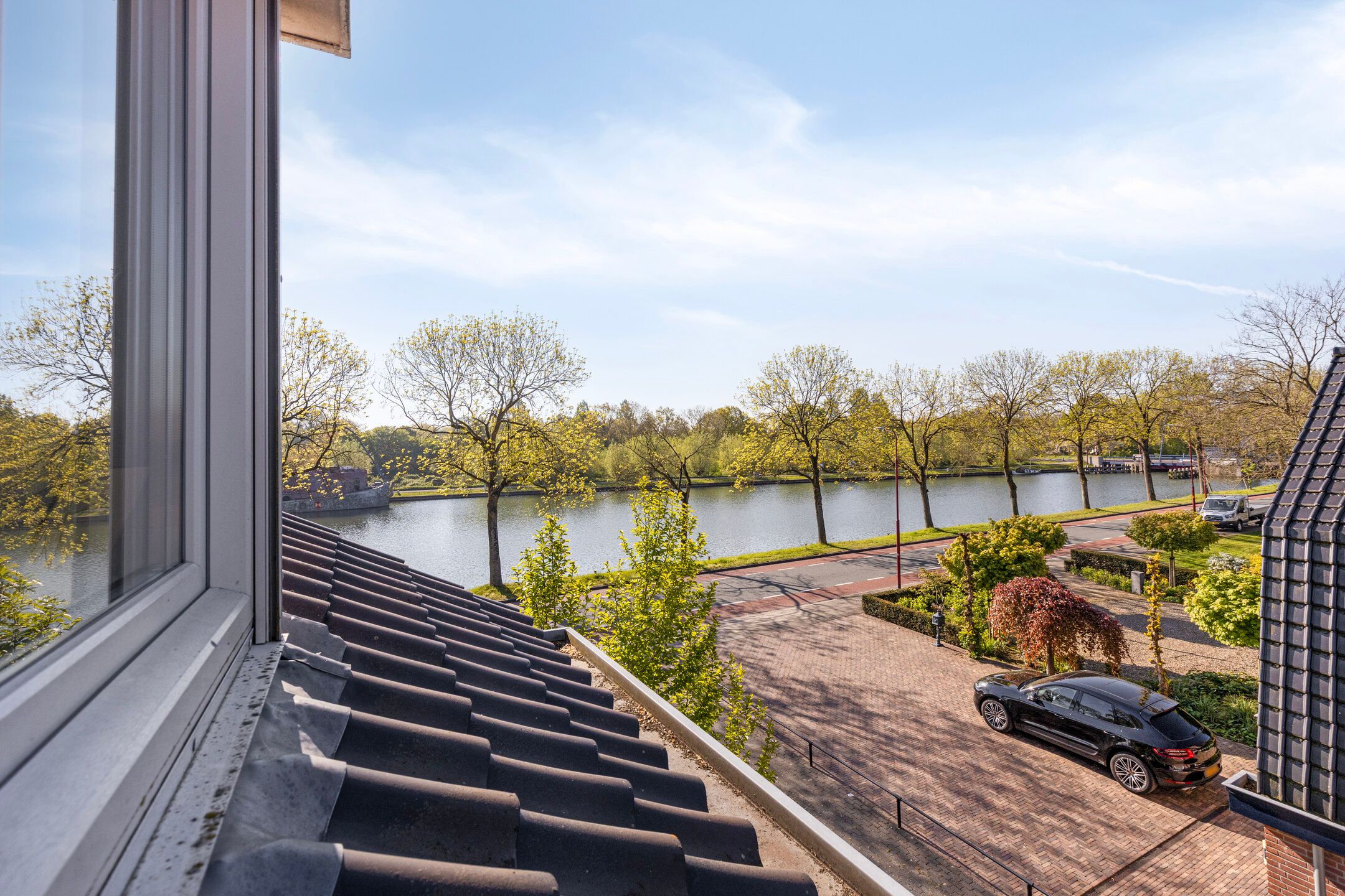 Spacious Detached Waterfront Home with Large Garden Near Utrecht — 48