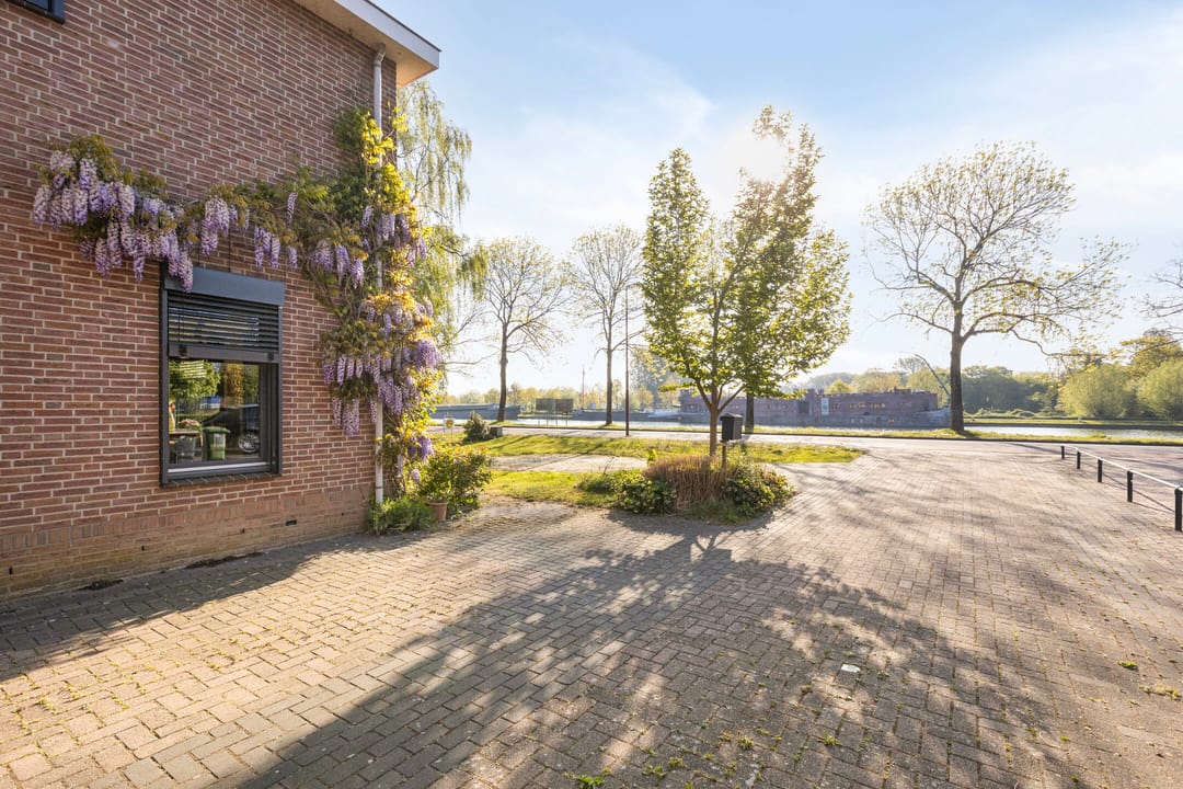 Spacious Detached Waterfront Home with Large Garden Near Utrecht — 13