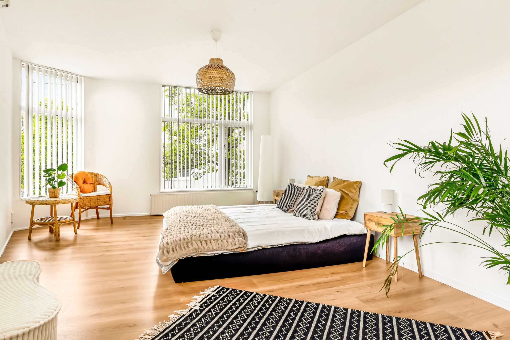 Spacious Family Home with Rooftop Terrace and Home Office Potential — 24