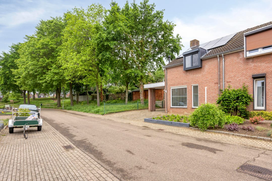 Move-in Ready Semi-Detached Home in Quiet Heel Location — 38