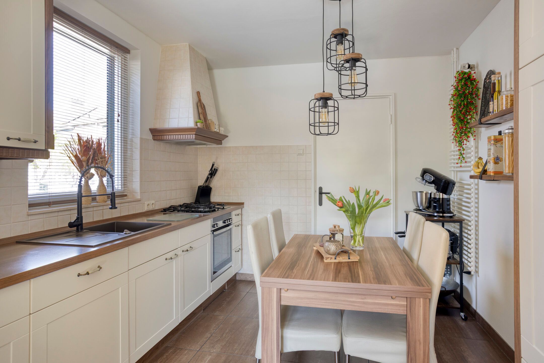 Photo 12 of Burgemeester Beerenbroekstraat 46