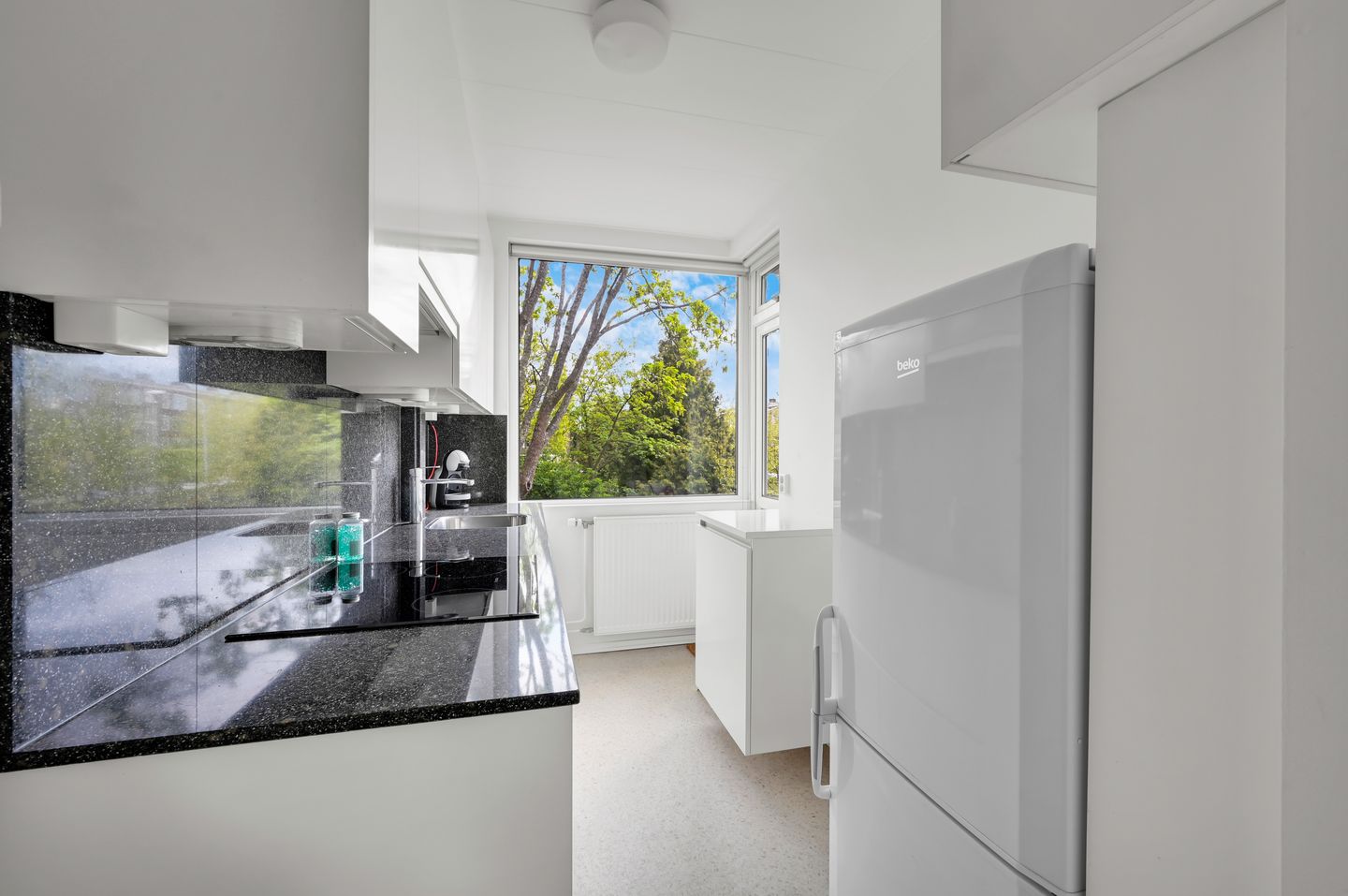 Bright corner apartment with green views in Voorburg — 20
