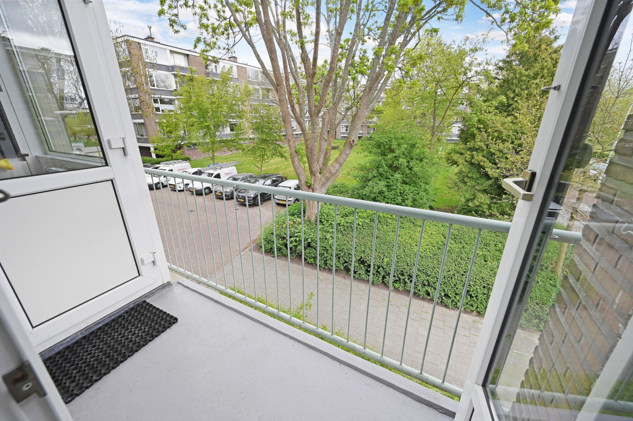Bright corner apartment with green views in Voorburg — 12