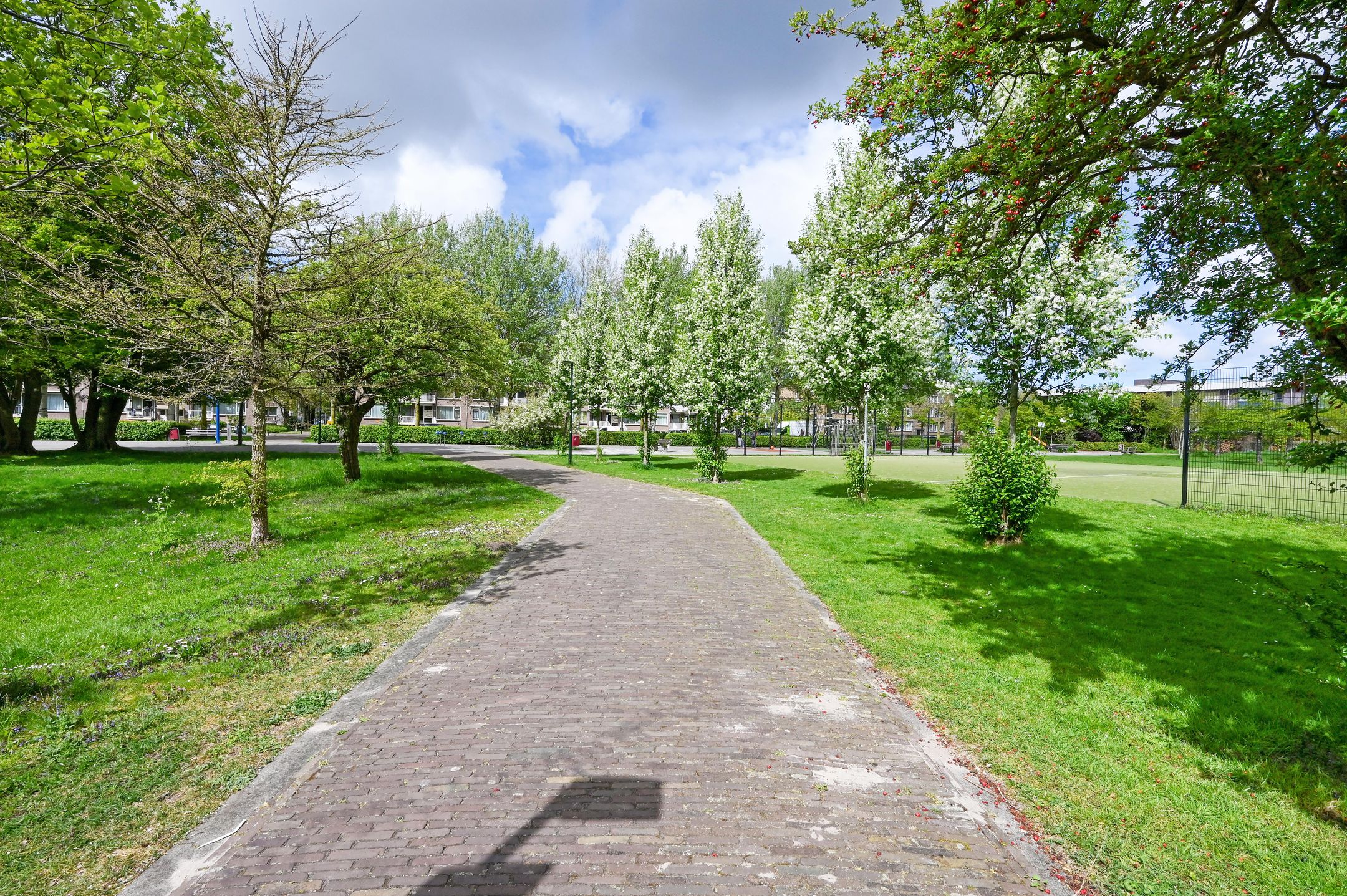 Bright corner apartment with green views in Voorburg — 30