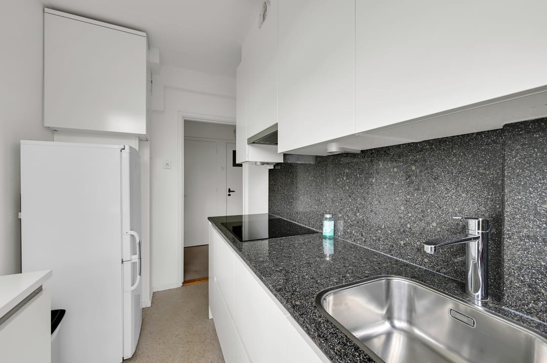 Bright corner apartment with green views in Voorburg — 22