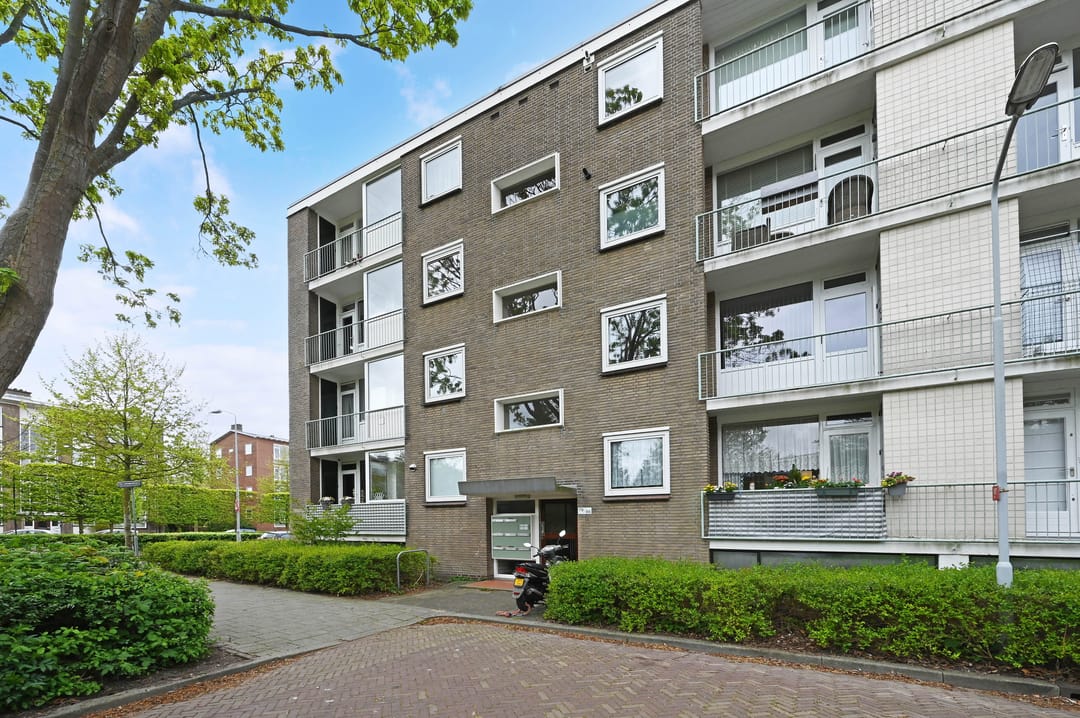 Bright corner apartment with green views in Voorburg — 28