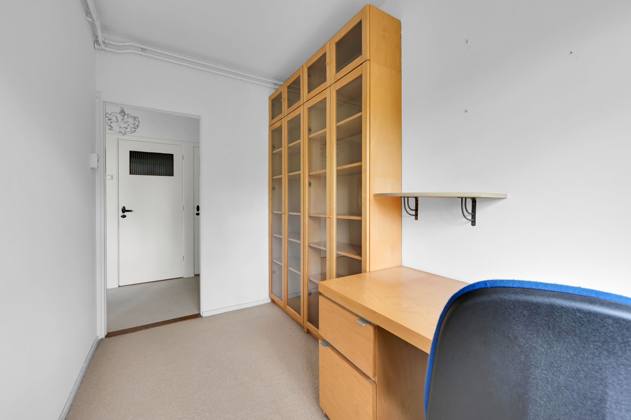 Bright corner apartment with green views in Voorburg — 24