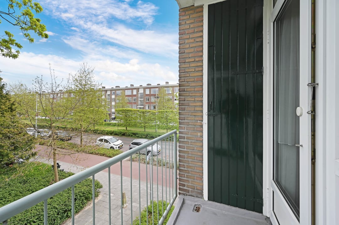 Bright corner apartment with green views in Voorburg — 13