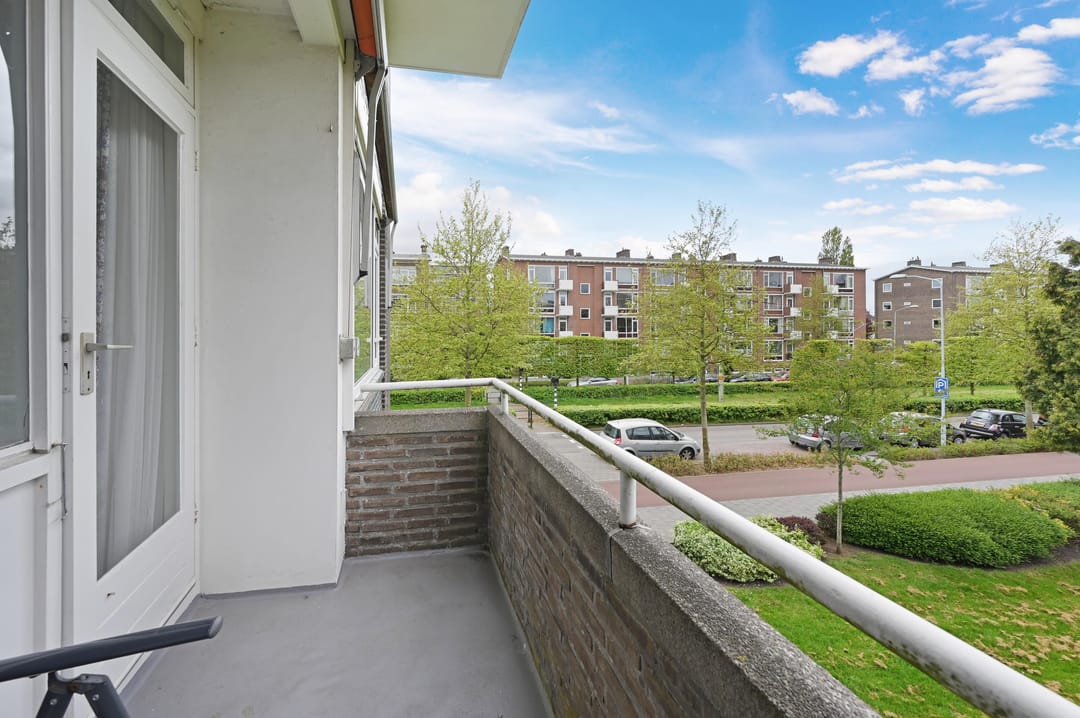 Bright corner apartment with green views in Voorburg — 16