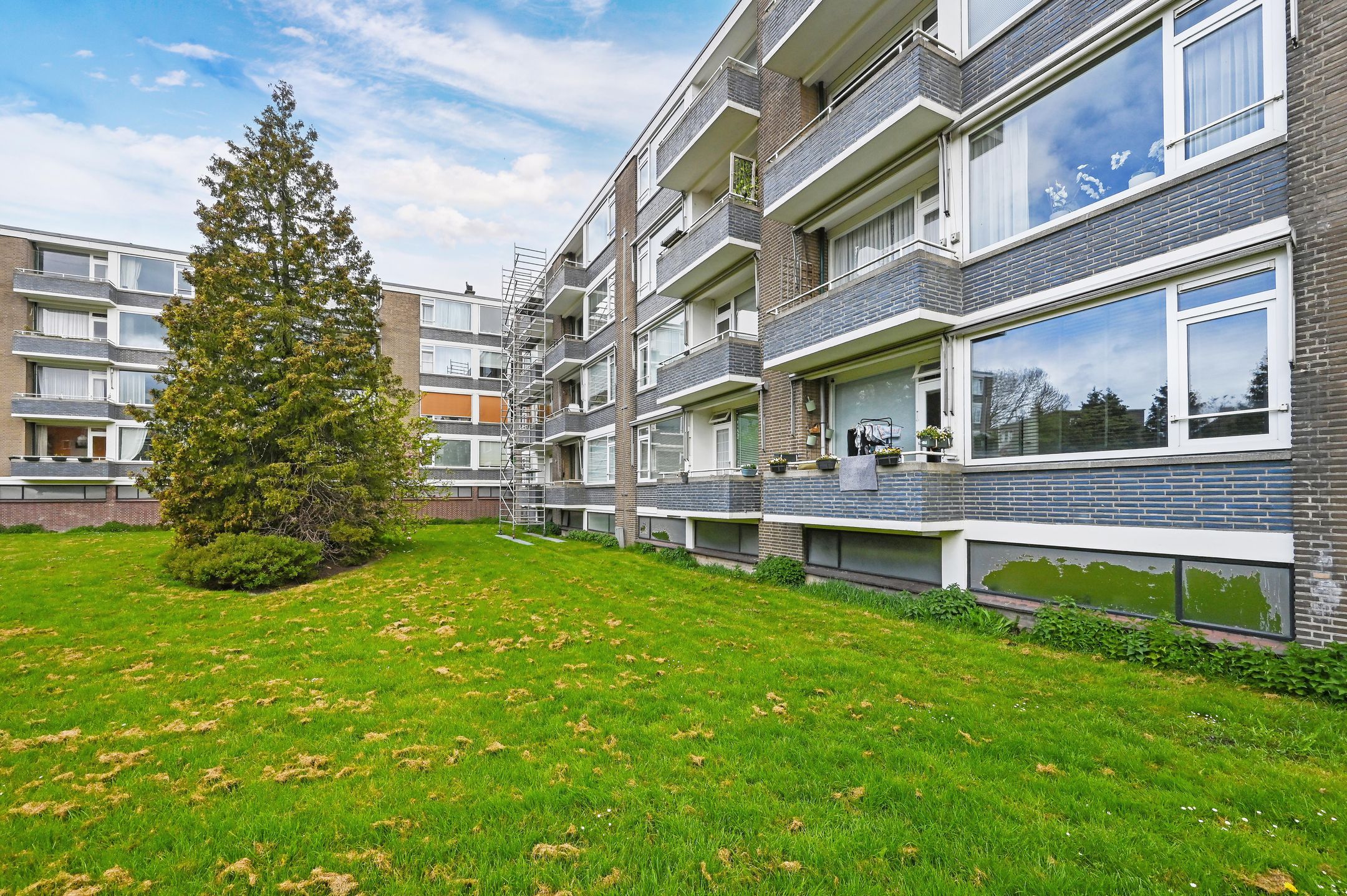 Bright corner apartment with green views in Voorburg — 27