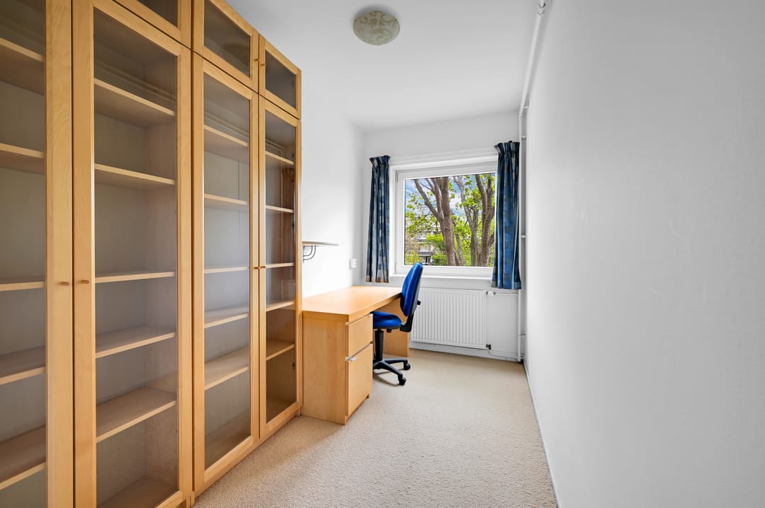 Bright corner apartment with green views in Voorburg — 23