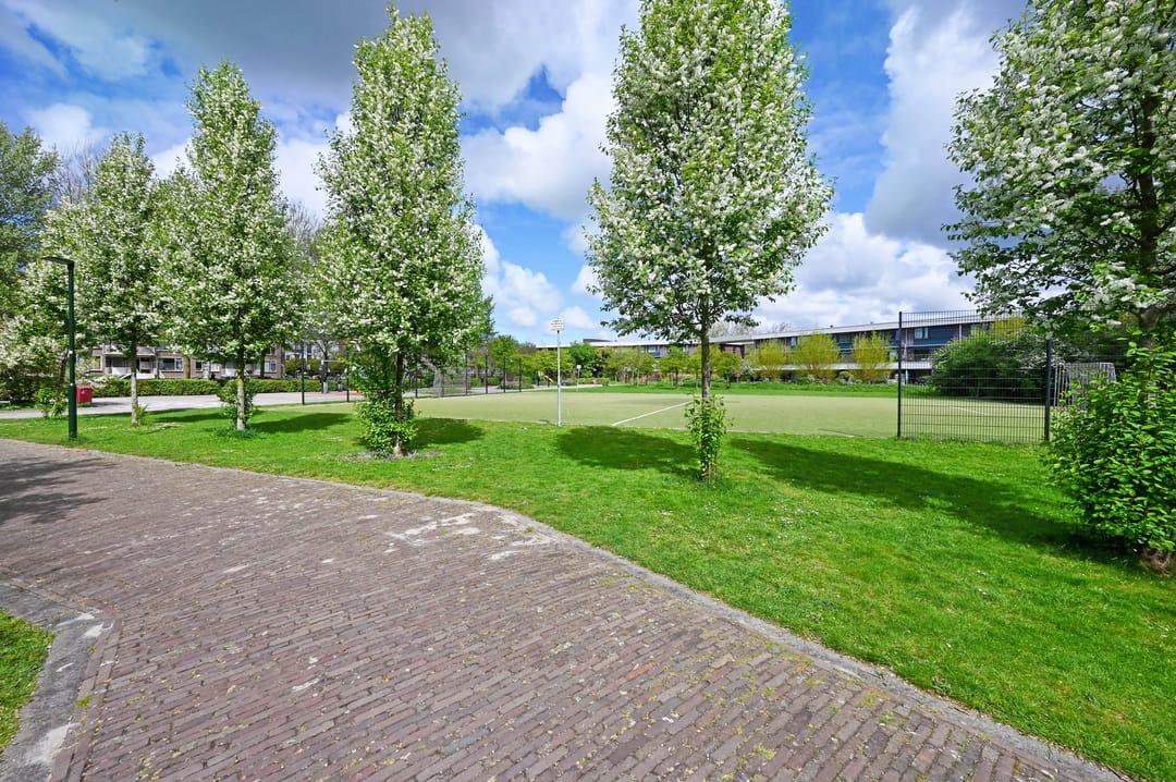 Bright corner apartment with green views in Voorburg — 31