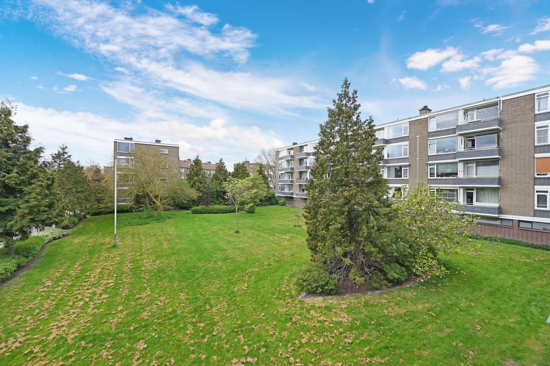 Bright corner apartment with green views in Voorburg — 17