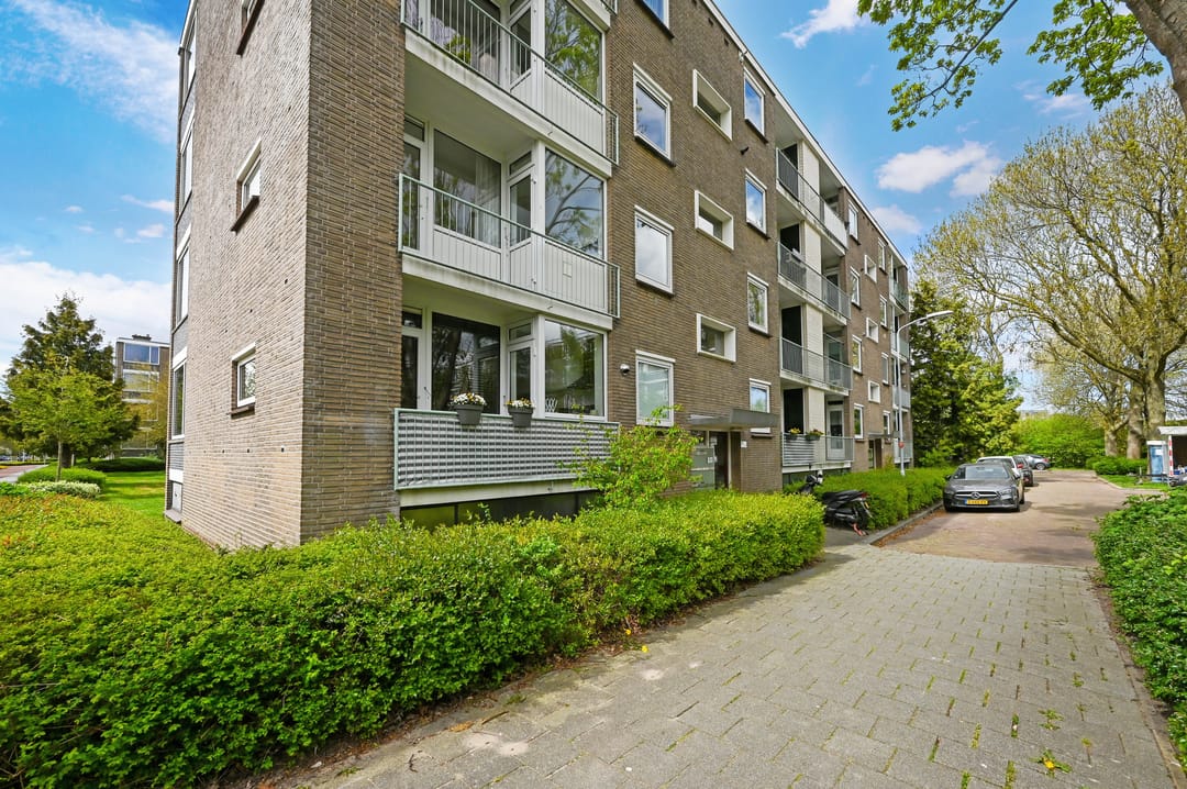 Bright corner apartment with green views in Voorburg — 26