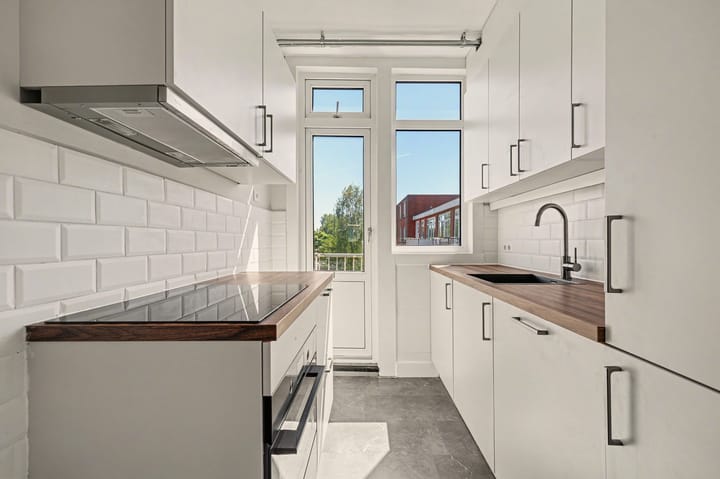 Photo 2 of Van Beverenstraat 47