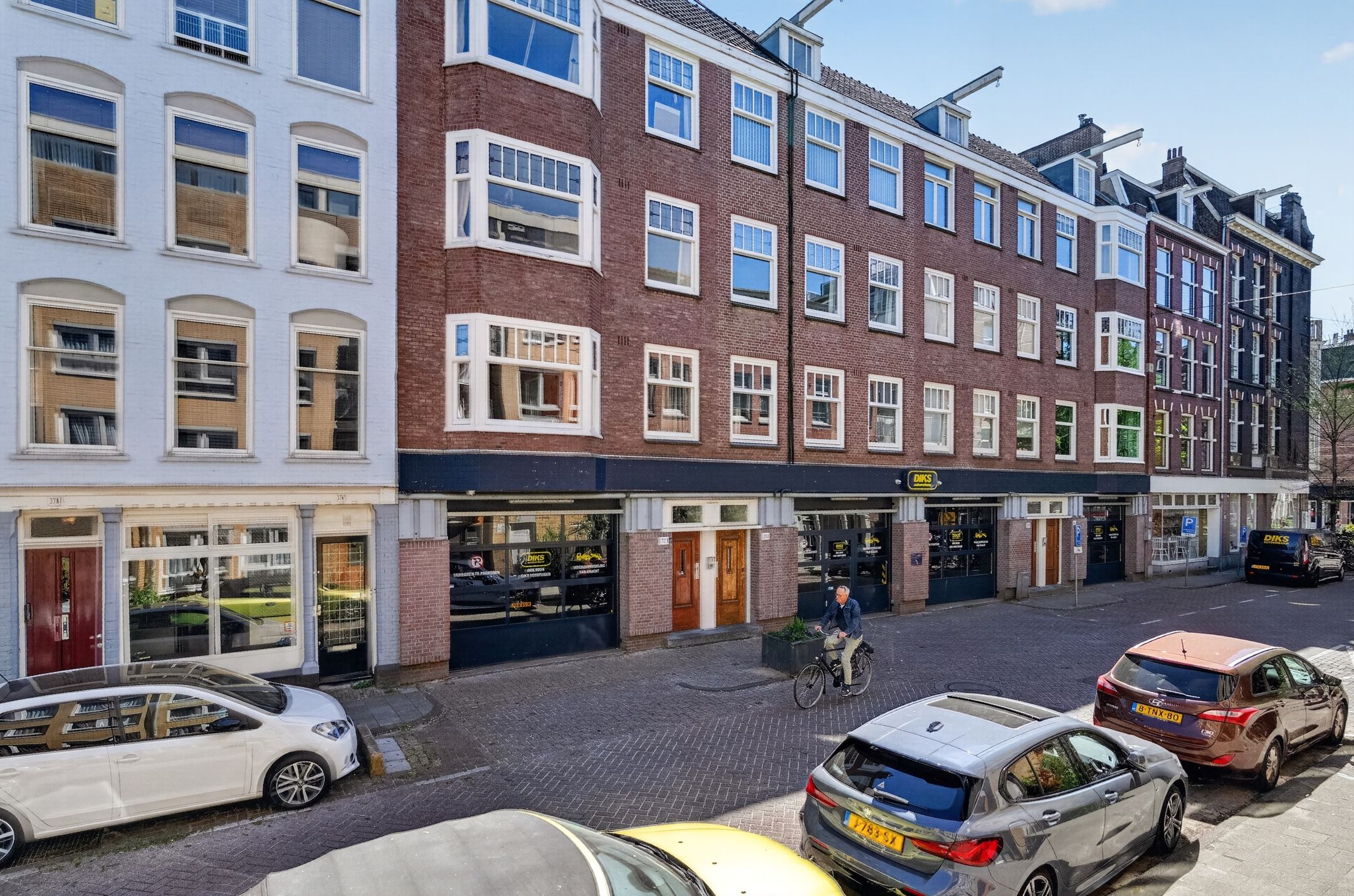 Bright Two-Bedroom Apartment with Sunny Balcony in De Pijp — 18