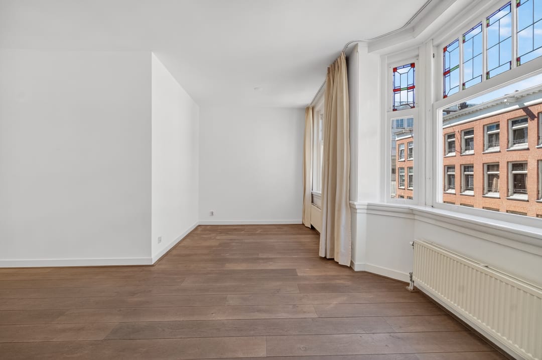 Bright Two-Bedroom Apartment with Sunny Balcony in De Pijp — 16