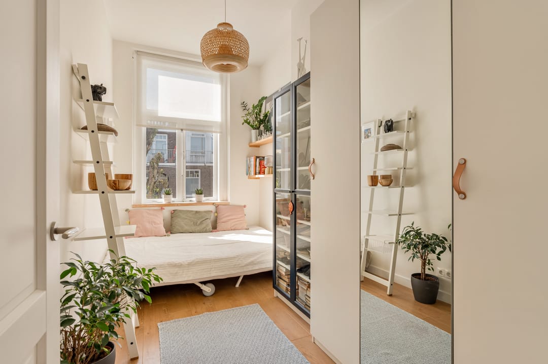 Elegant Double Upper Apartment in Amsterdam Oud-Zuid with Four Bedrooms and Two Bathrooms — 26