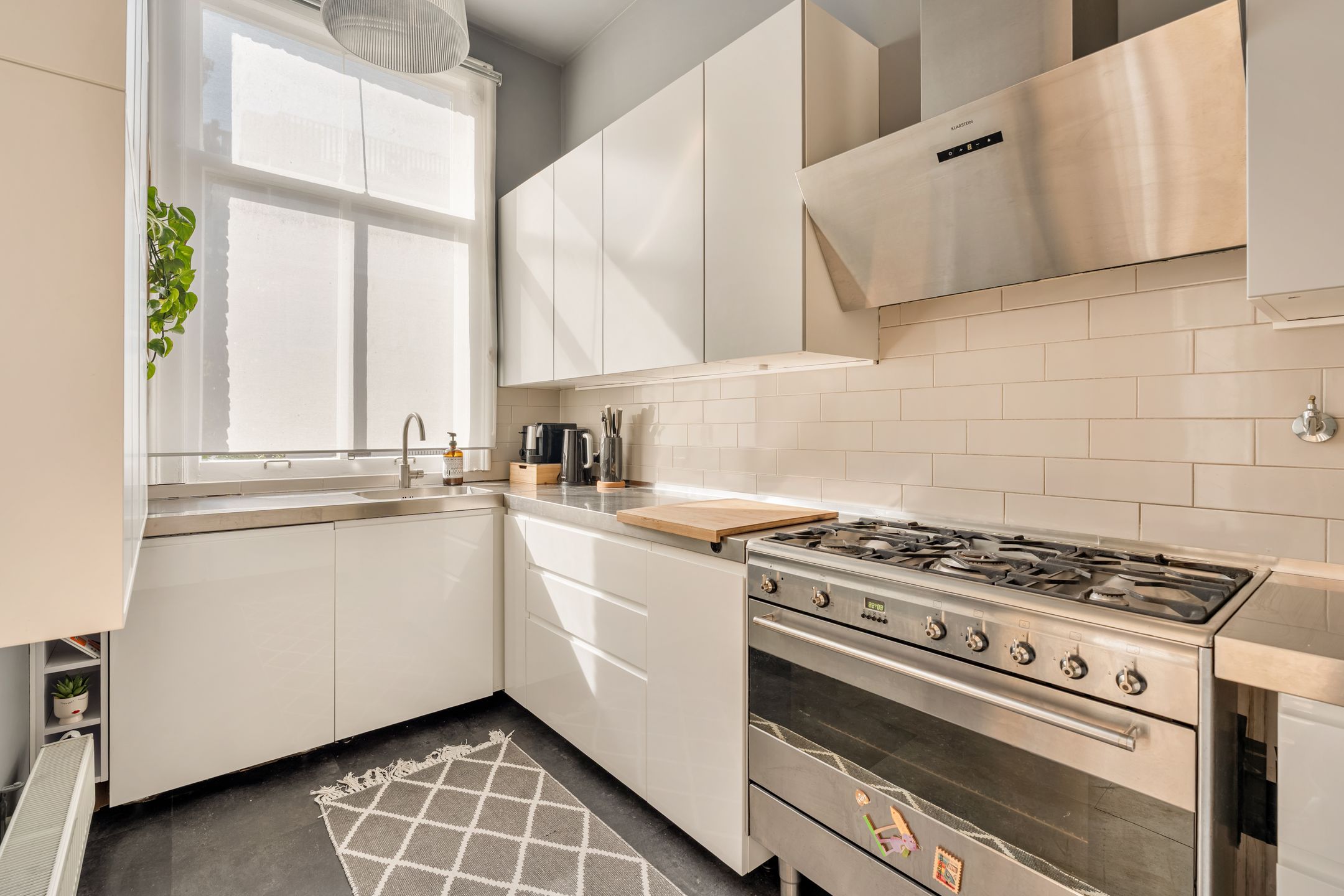 Elegant Double Upper Apartment in Amsterdam Oud-Zuid with Four Bedrooms and Two Bathrooms — 15