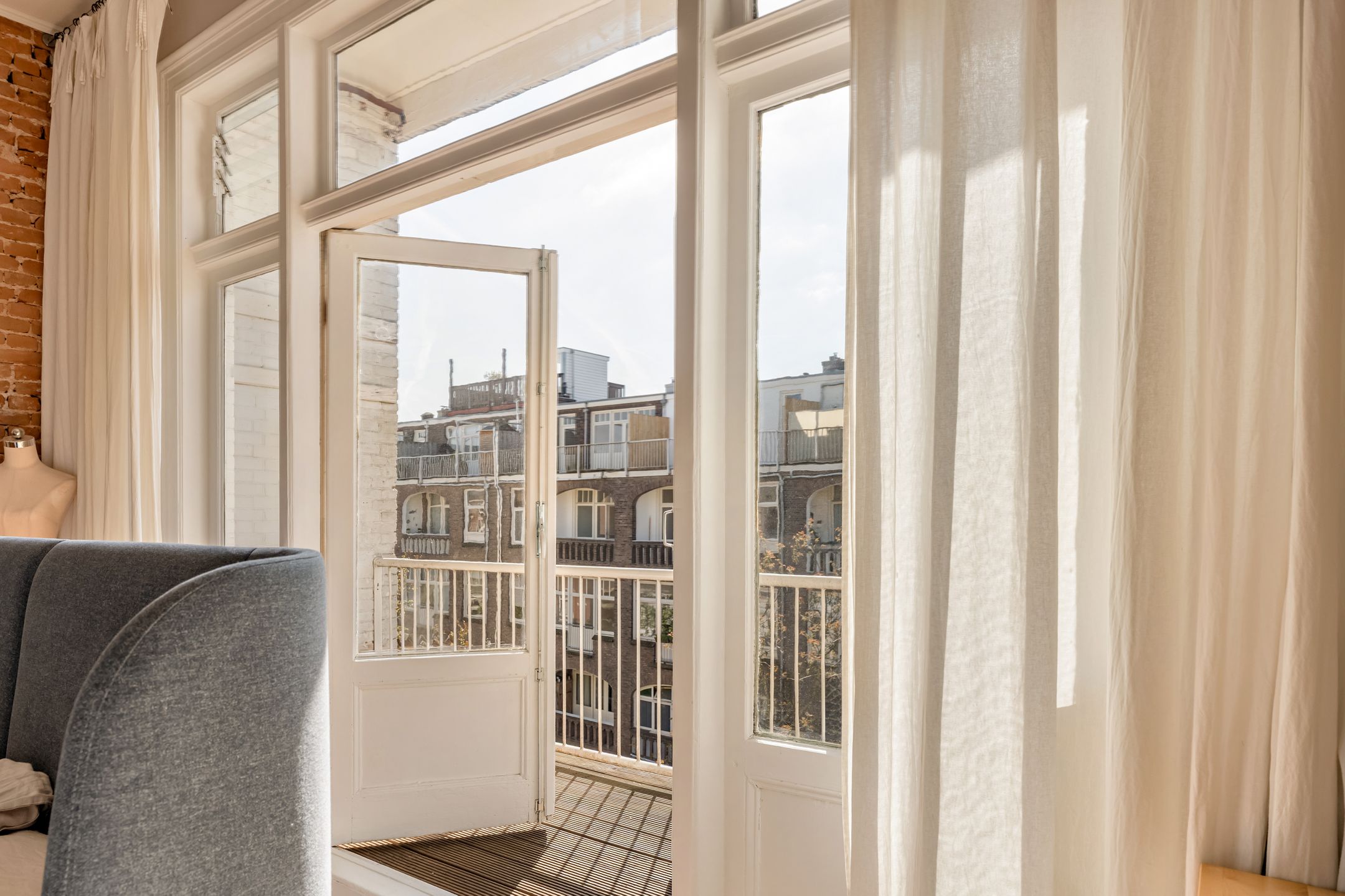 Elegant Double Upper Apartment in Amsterdam Oud-Zuid with Four Bedrooms and Two Bathrooms — 24