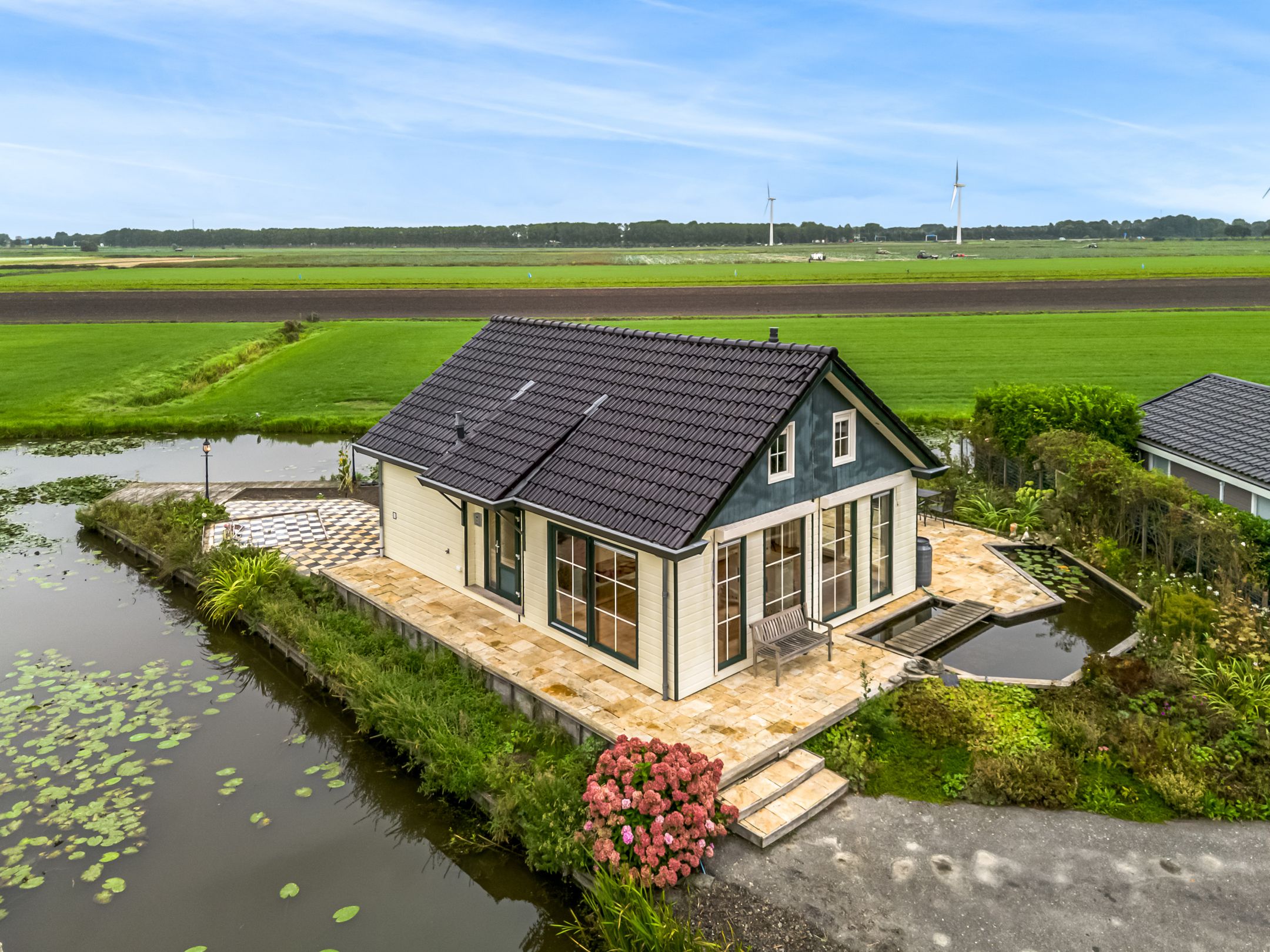 3-bedroom freehold villa in Berkhout — photo 1 of 5