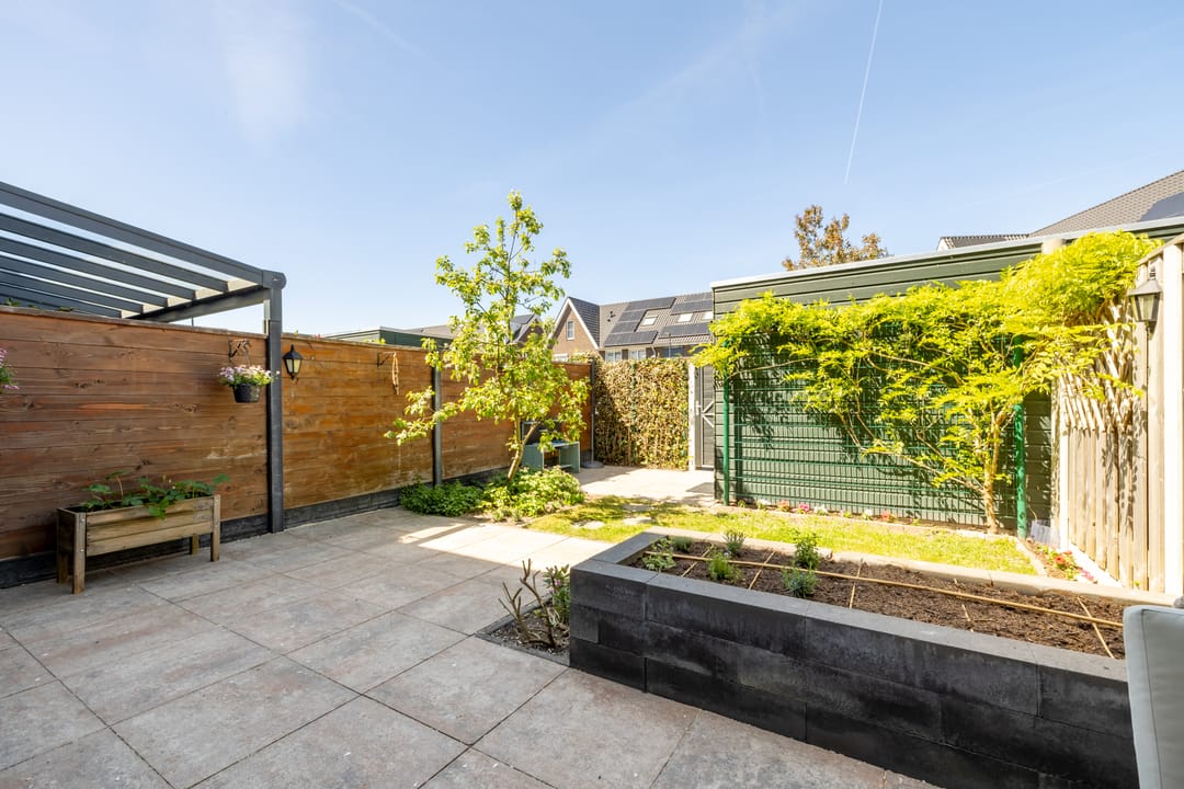Spacious Five-Bedroom Family Home with Sunny West-Facing Garden in Purmerend — 46