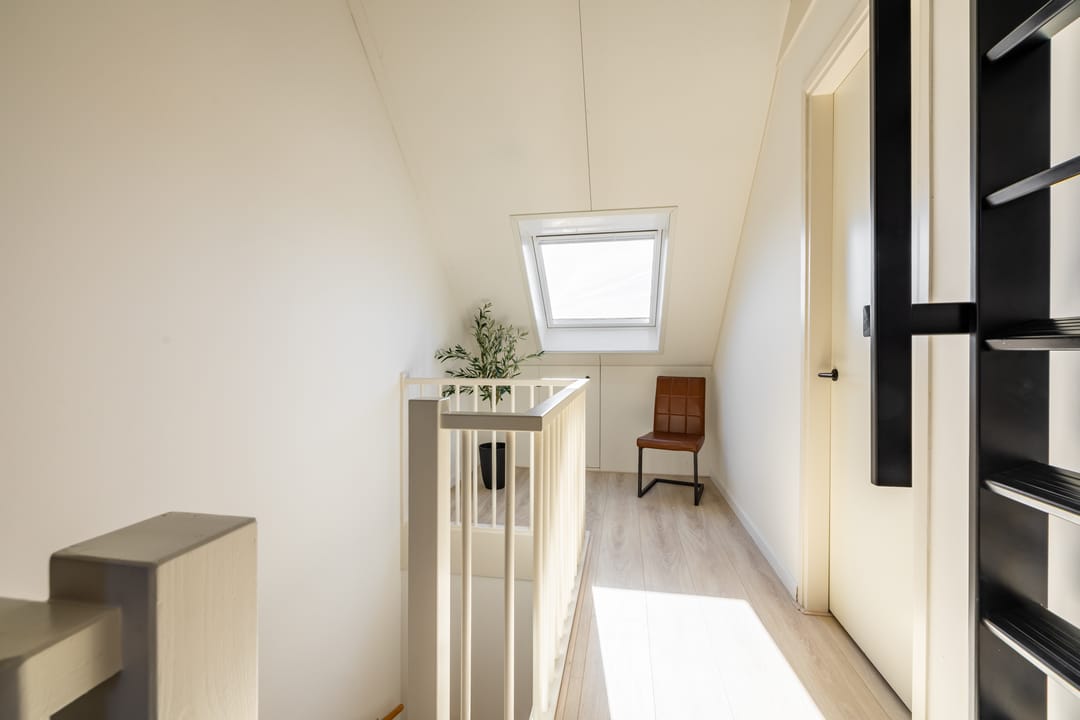 Spacious Five-Bedroom Family Home with Sunny West-Facing Garden in Purmerend — 37