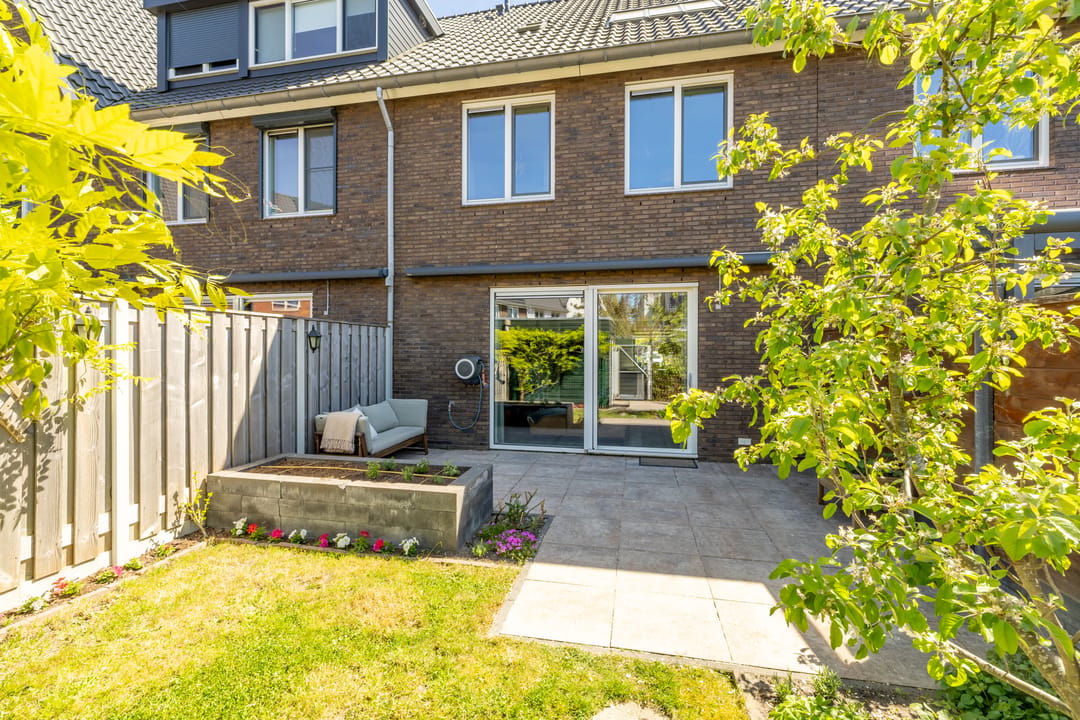 Spacious Five-Bedroom Family Home with Sunny West-Facing Garden in Purmerend — 47